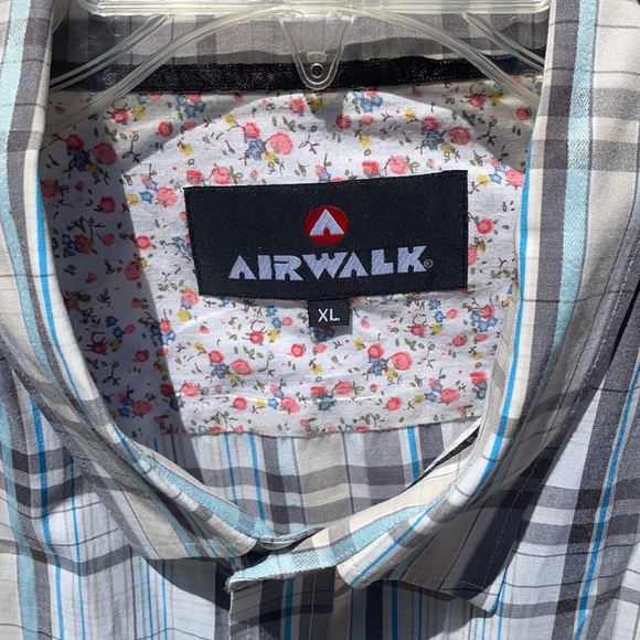 Airwalk Men Button Down Short Sleeve Shirt - Picture 2 of 7